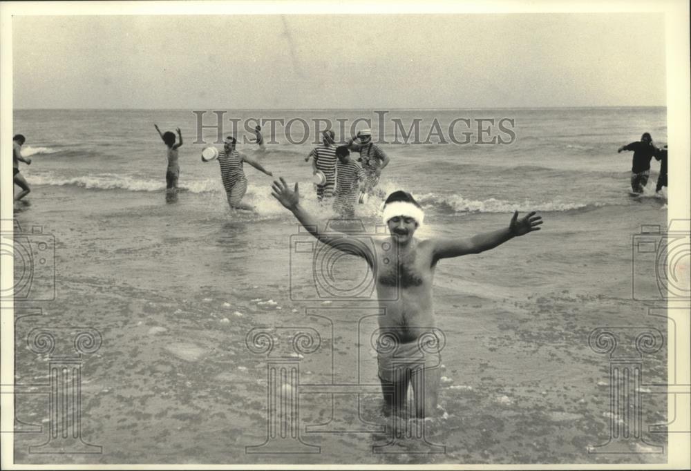 1991 Press Photo members of Milwaukee&#39;s Polar Bear Club in Lake Michigan - Historic Images