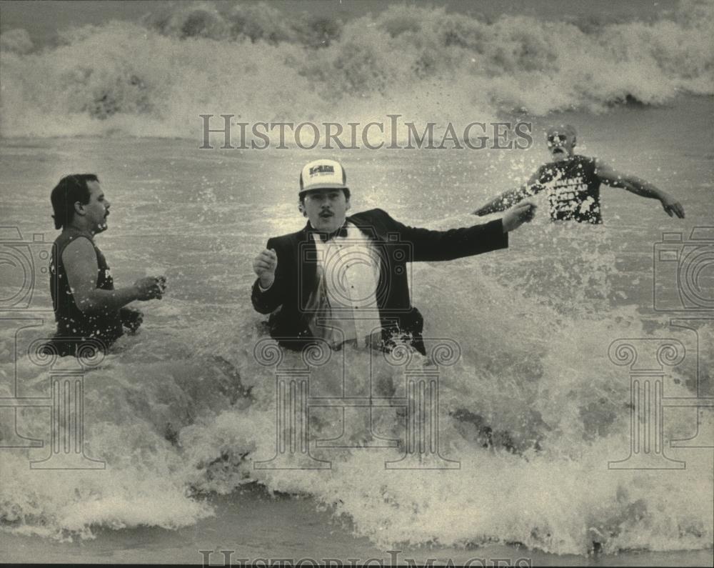 1985 Press Photo members of Milwaukee&#39;s Polar Bears frolicked in Lake Michigan - Historic Images