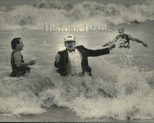 1985 Press Photo members of Milwaukee's Polar Bears frolicked in Lake Michigan - Historic Images