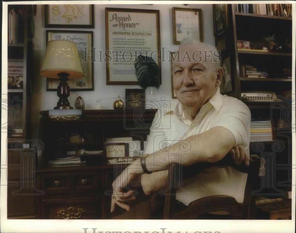 1993 Press Photo Anthony Szymczak sitting at desk, Polish Community Milwaukee - Historic Images