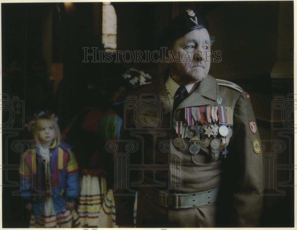 1993 Press Photo Walter Karpowize in full military regalia, Milwaukee - Historic Images