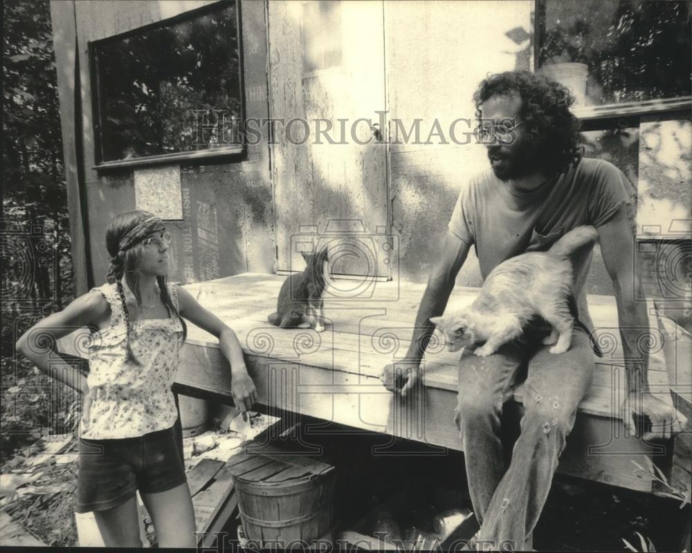 1984 Press Photo Steve Pincus, Wisconsin Natural Foods Farmer and wife at home - Historic Images