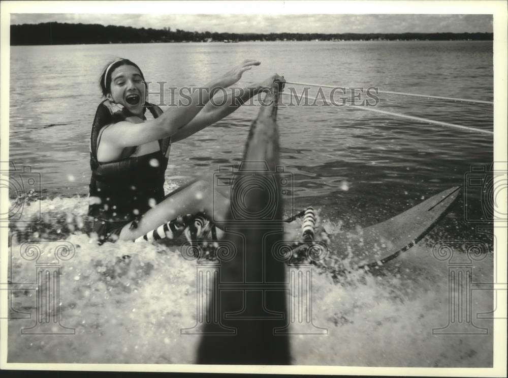 1993 Press Photo Kim Gerber holding onto boom extending from boat, Pewaukee Lake - Historic Images