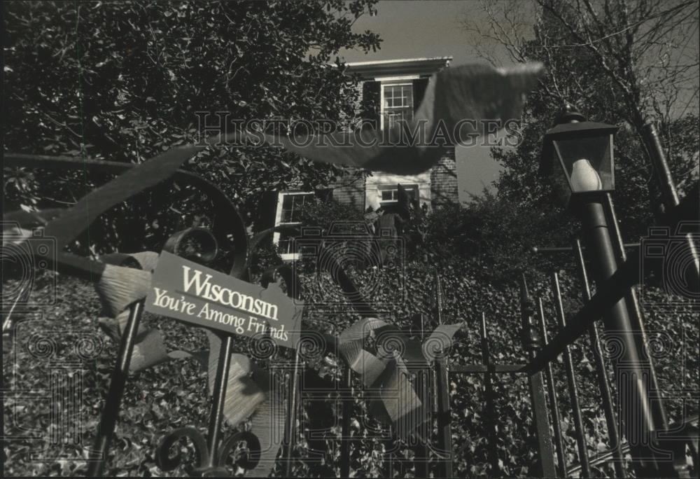 1989 Press Photo Thomas Petri, Banners on Gate to Home, Washington Neighborhood - Historic Images