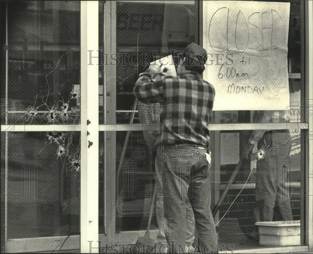 1992 Press Photo Laurie Glass Co. employee measures broken window at Open Pantry - Historic Images