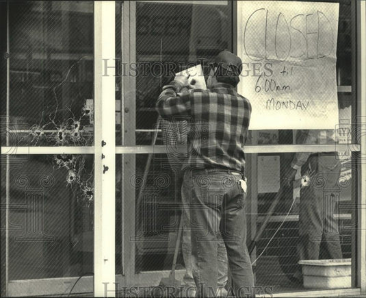 1992 Press Photo Laurie Glass Co. employee measures broken window at Open Pantry - Historic Images