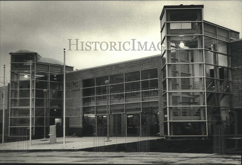 Press Photo Pettit National Ice Center. Exterior, facing North and interstate - Historic Images