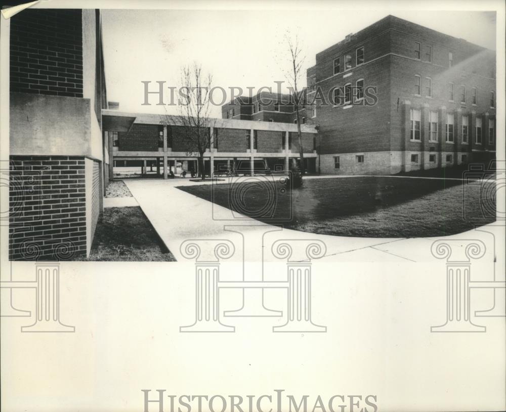 Press Photo Pio Nono high school raised corridors connects old and new building - Historic Images