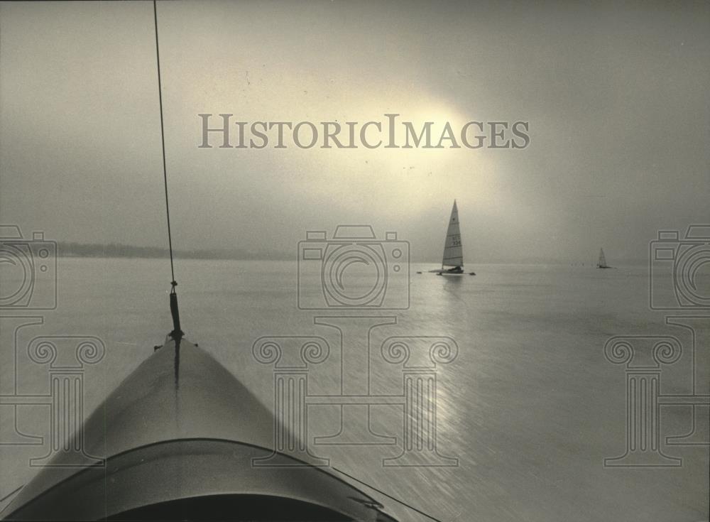 1986 Press Photo View of ice covered Pewaukee Lake from Mike Holzhauer&#39;s boat - Historic Images