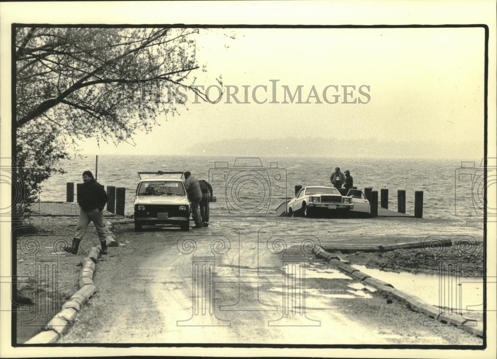 1987 Press Photo Fishermen launching boats on Pewaukee Lake, Wisconsin - Historic Images