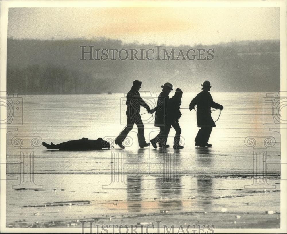 1989 Press Photo Pewaukee Lake rescue workers rush man to Milwaukee Medical - Historic Images