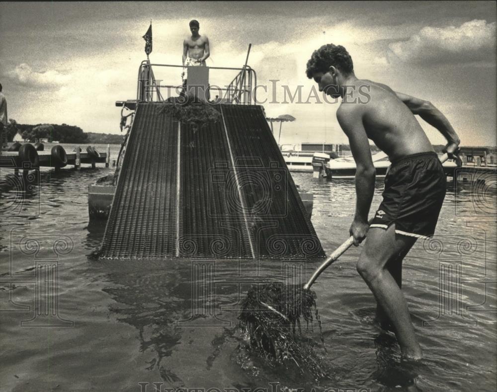 1991 Press Photo John Rossetto, 19, operates a weed cutter on Pewaukee Lake - Historic Images