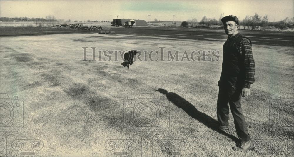 1986 Press Photo Charles Borisch in Pewaukee, Wisconsin sod field - mjb81040 - Historic Images