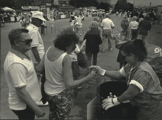 1991 Press Photo Summerfest workers pass out bottle water, Milwaukee - mjb81061 - Historic Images