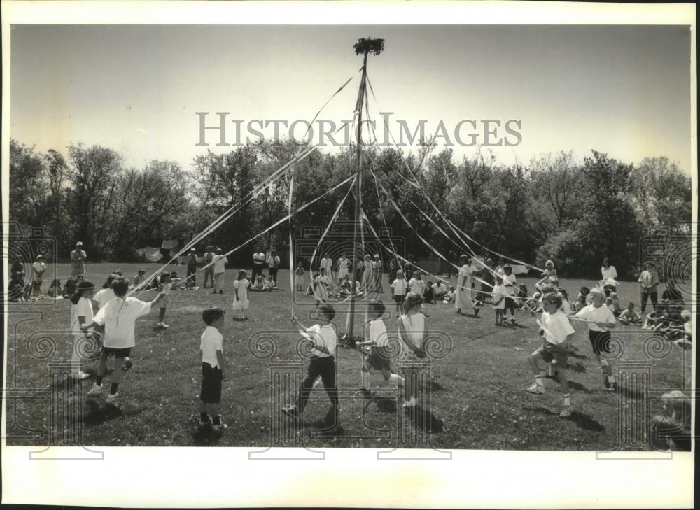 1994 Press Photo First graders at Prarie Waldorf School dance around a maypole - Historic Images