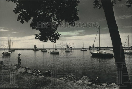 1988 Press Photo Joe Dake fishes in harbor in Oshkosh, Wisconsin - mjb81133 - Historic Images