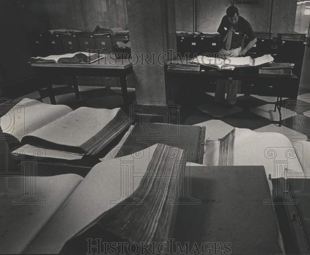 1984 Press Photo Man looks at tax records Jefferson County Courthouse - Historic Images