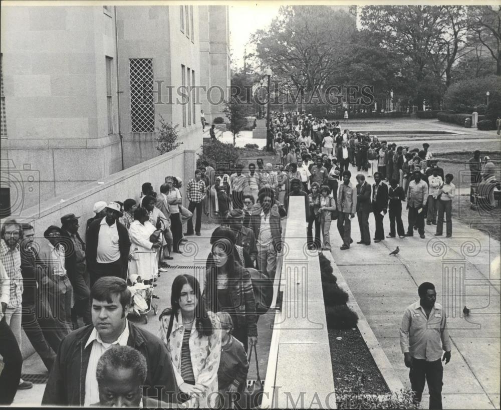 1978 Press Photo Crowd in long lines outside Jefferson County Courthouse - Historic Images