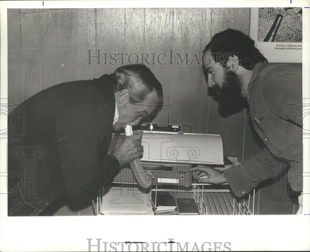 1982 Press Photo Adler tests Wilkins breathing at Brown Lung Association Opelika - Historic Images