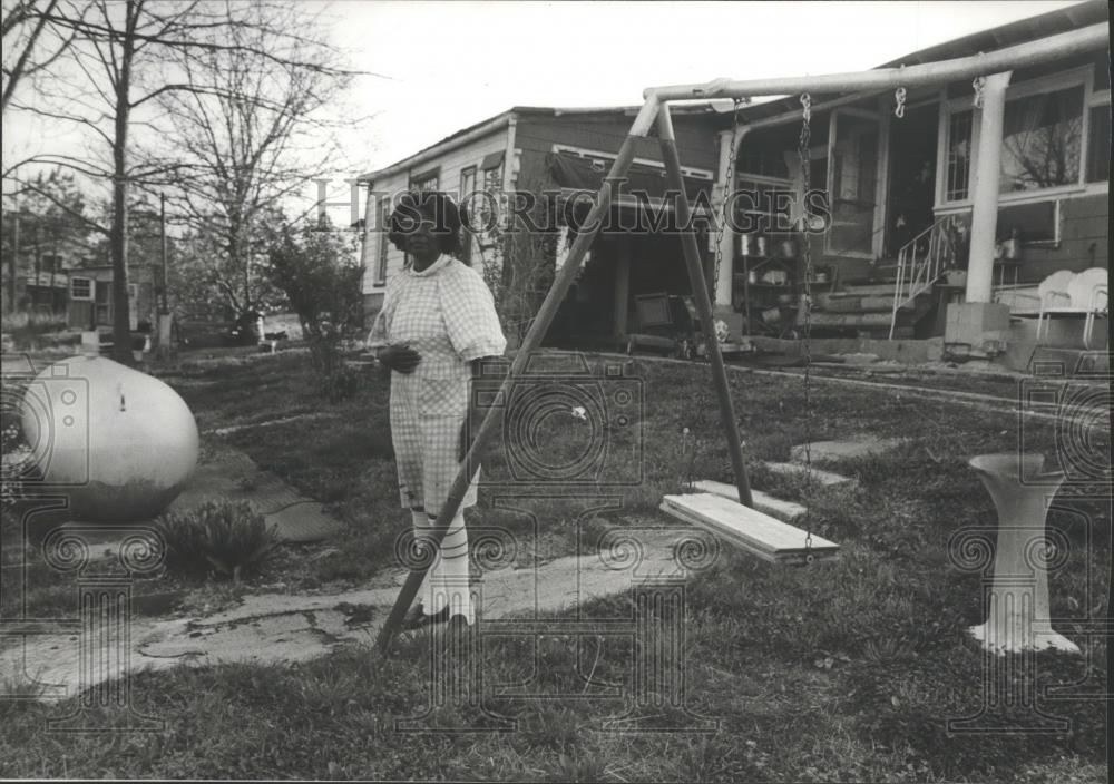 1980 Press Photo Mrs. Hettie Ozley outside home in Leeds, Alabama - abna10869 - Historic Images