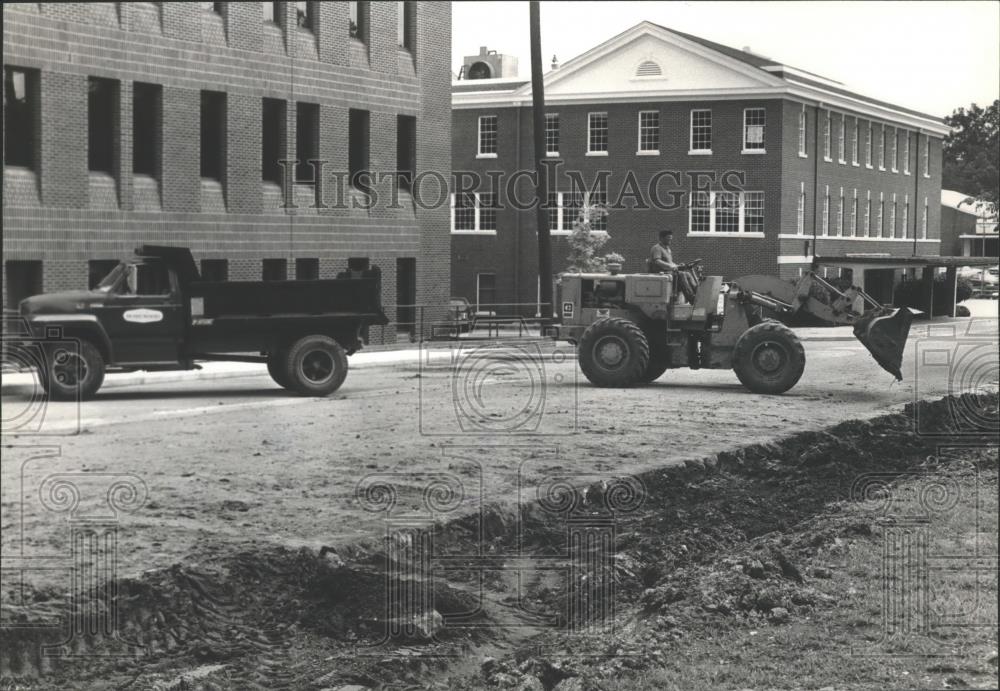 1982 Press Photo Homewood, Alabama City Employee Works on New Parking Spaces - Historic Images