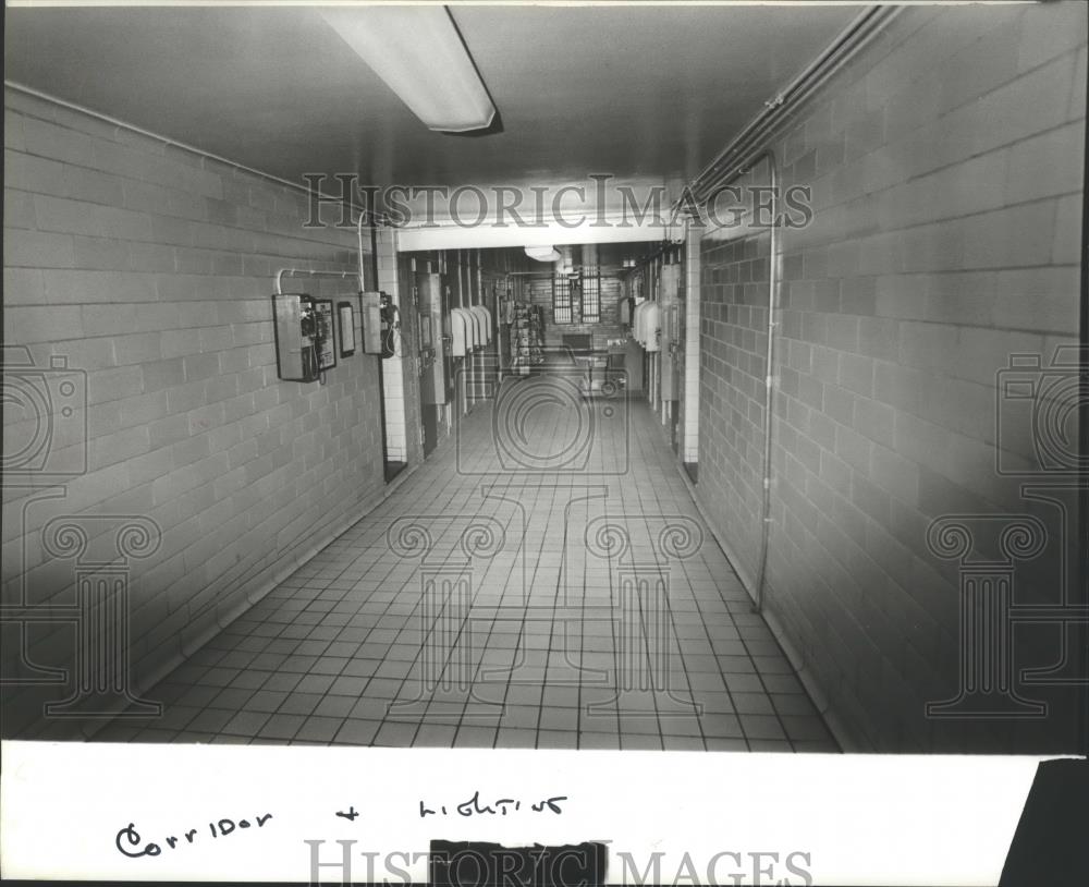 1980 Press Photo Corridor and lighting at the Jefferson County Jail, Alabama - Historic Images