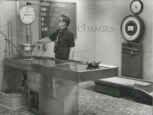 1978 Press Photo W. L. Allen, chief deputy coroner Jefferson County Morgue - Historic Images