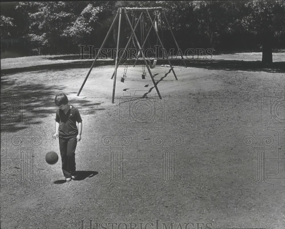 1977 Press Photo Student at Lonely Playground of Majestic School, Alabama - Historic Images