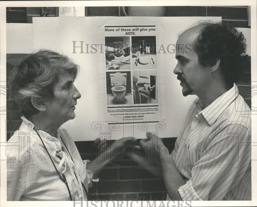 1985 Press Photo Bootsie Abelson and Ron Joullian holding Aids sign, Birmingham - Historic Images