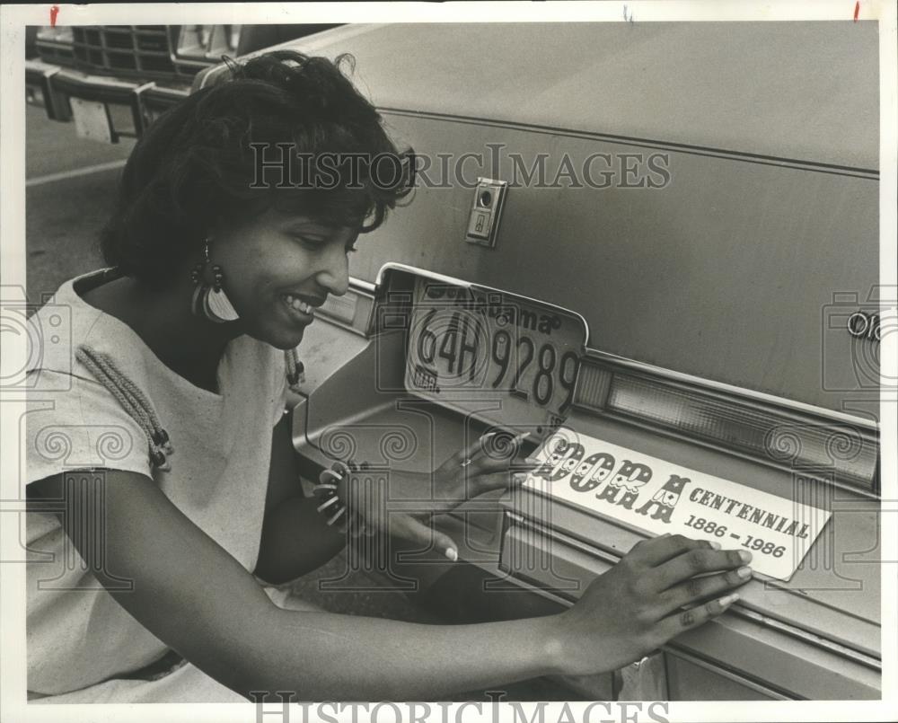 1986 Press Photo Reta Lewis Looks at Dora, Alabama, Centennial Bumper Sticker - Historic Images