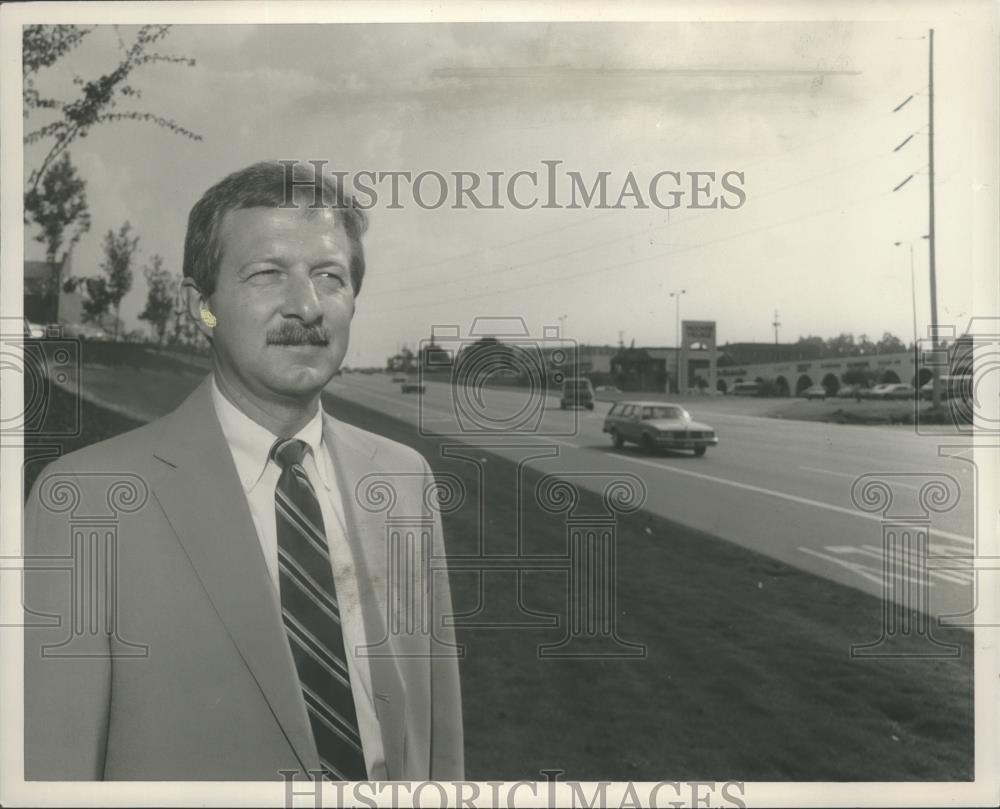 1985 Press Photo Dan Mikos along road in City of Hoover, Alabama - abna11281 - Historic Images