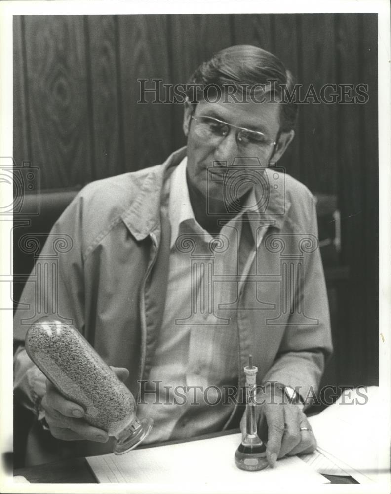 1979 Press Photo Soybean plant manager Travis Mitchell with samples, Decatur, AL - Historic Images