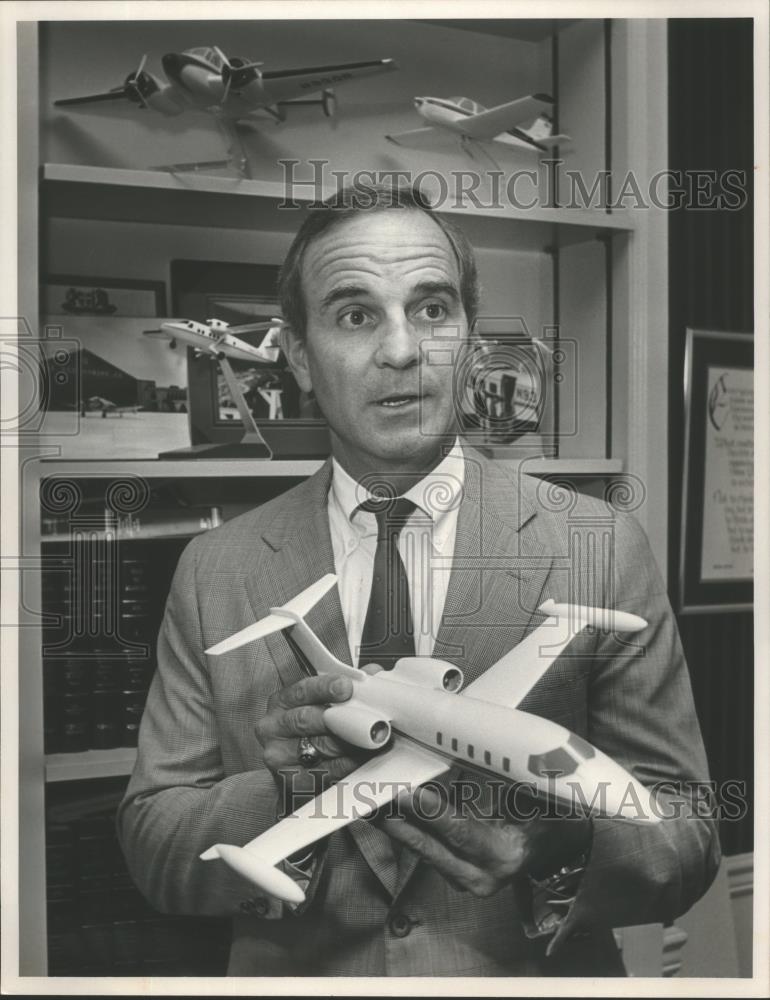 1991 Press Photo Jim Thompson holds model of lear jet of crash in Auburn 1987 - Historic Images