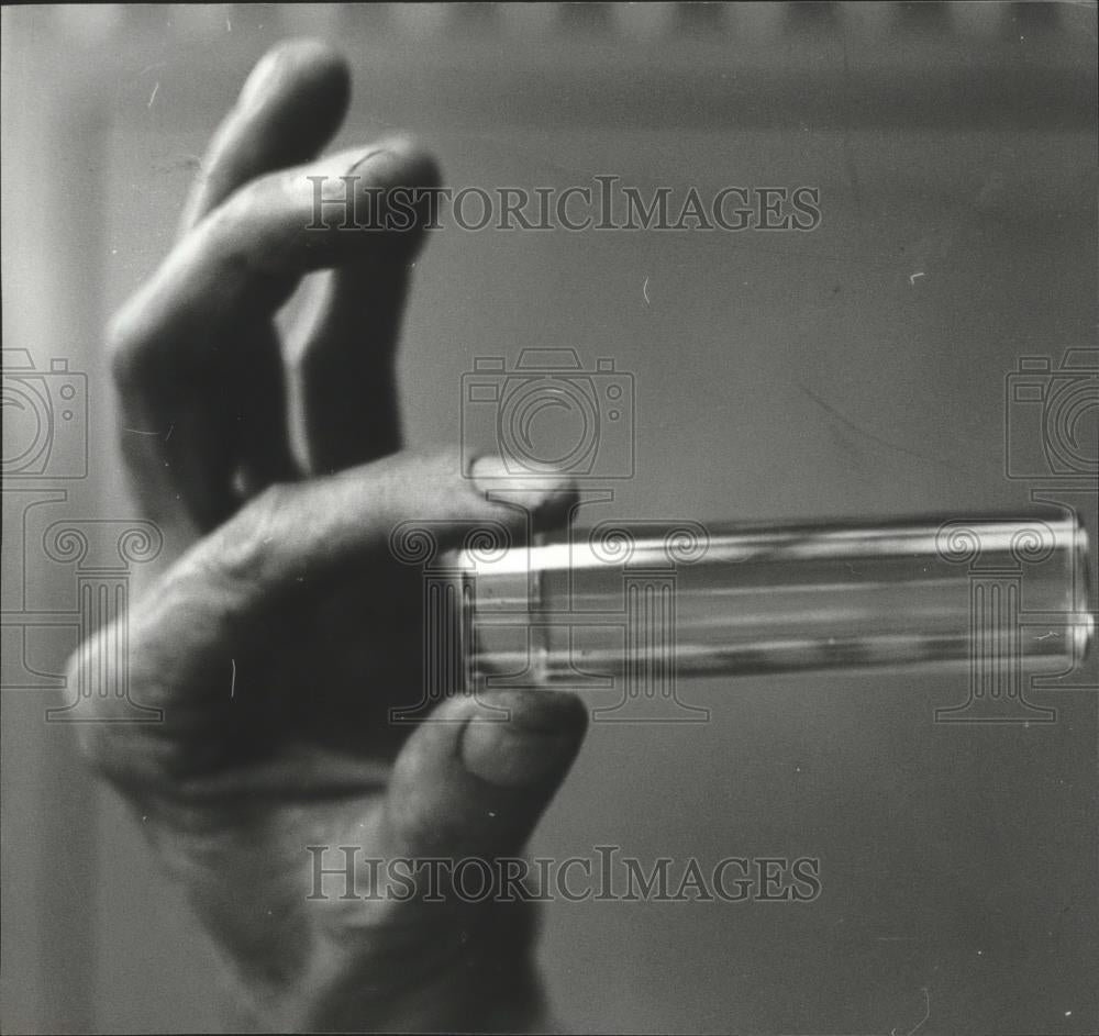 1979 Press Photo Testing water...At Roupes Valley, Jefferson County, Alabama - Historic Images