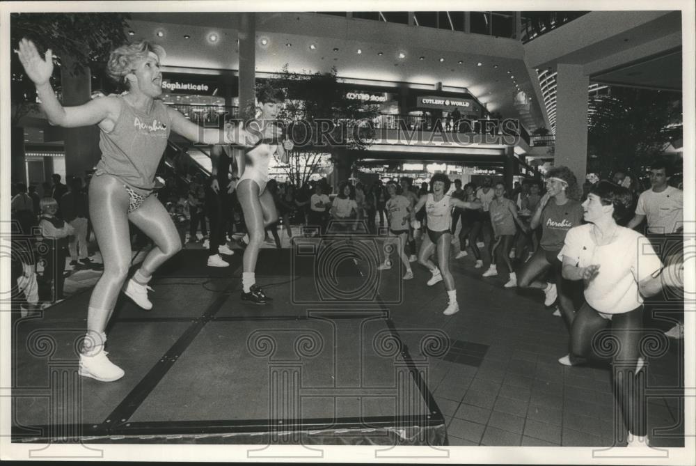 1987 Press Photo Gail Franks and Jackie Tally lead at dance benefit, Galleria - Historic Images