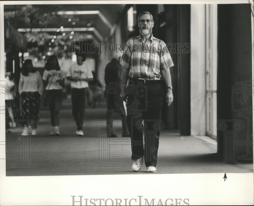 1989 Press Photo Jack Butler walking thru Eastwood Mall, Alabama - abna11551 - Historic Images