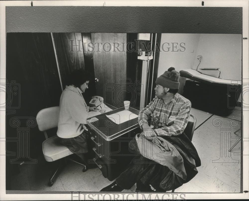 1988 Press Photo Sharon Brammer of BHCH takes medical information from Reece, AL - Historic Images