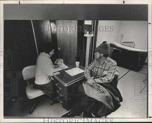 1988 Press Photo Sharon Brammer of BHCH takes medical information from Reece, AL - Historic Images