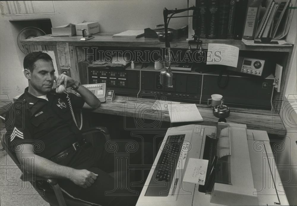 1982 Press Photo Sgt Johnny King inside Irondale, Alabama police station - Historic Images