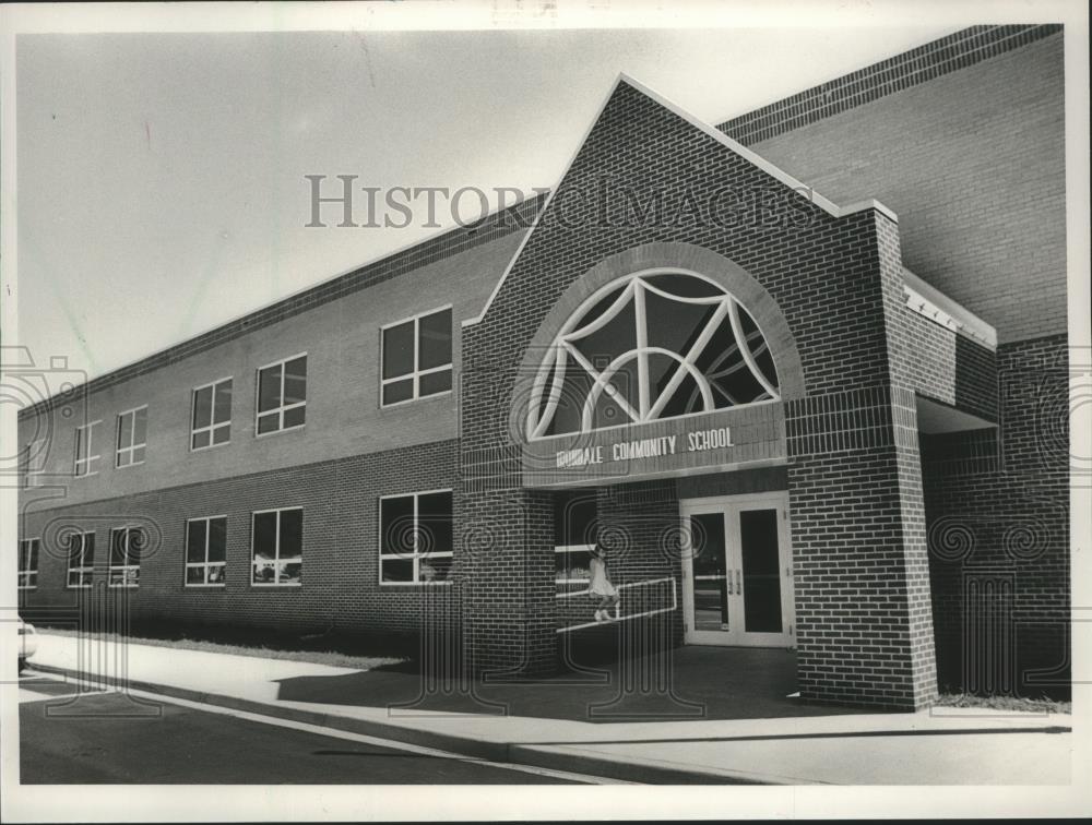 1988 Press Photo Erin Sapp waiting outside Irondale Community school, Alabama - Historic Images