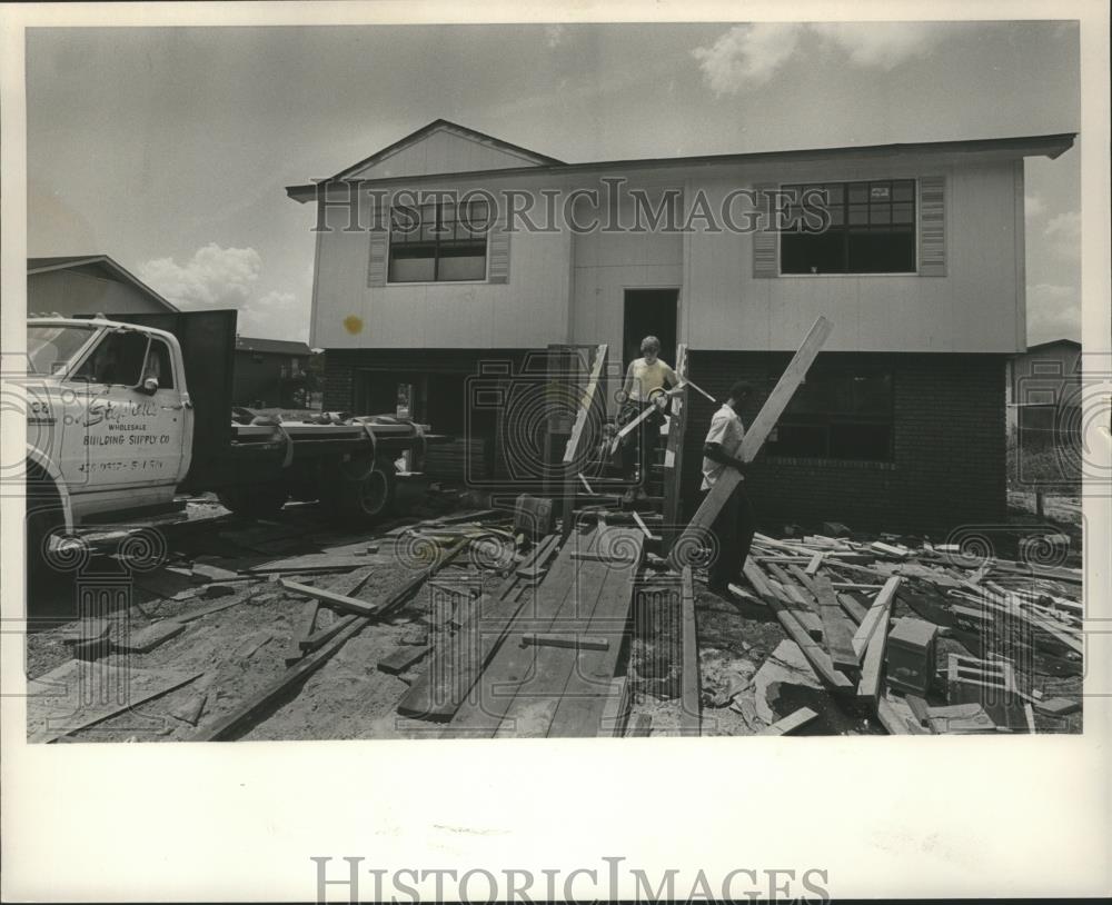 Press Photo Ronnie Hudgins and Daryel Fuller at new house construction Bessemer - Historic Images