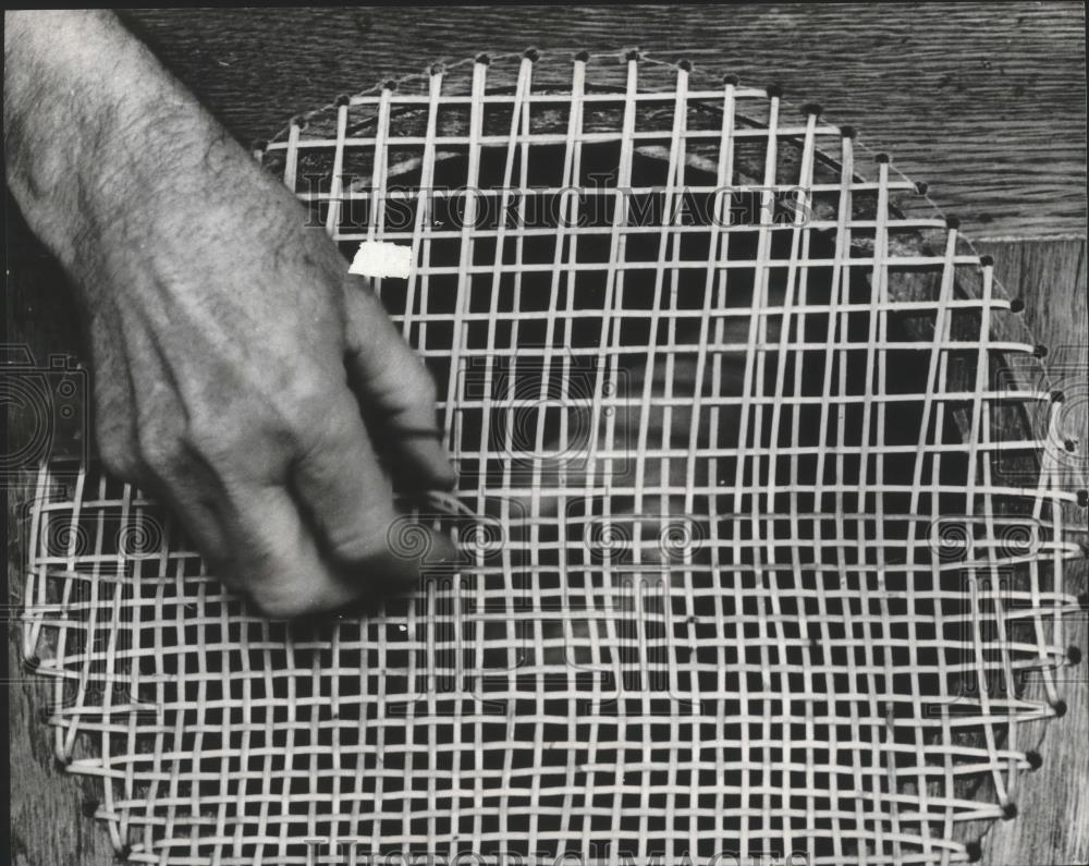 1978 Press Photo Different patterns can be used for cane weaving of a new chair - Historic Images