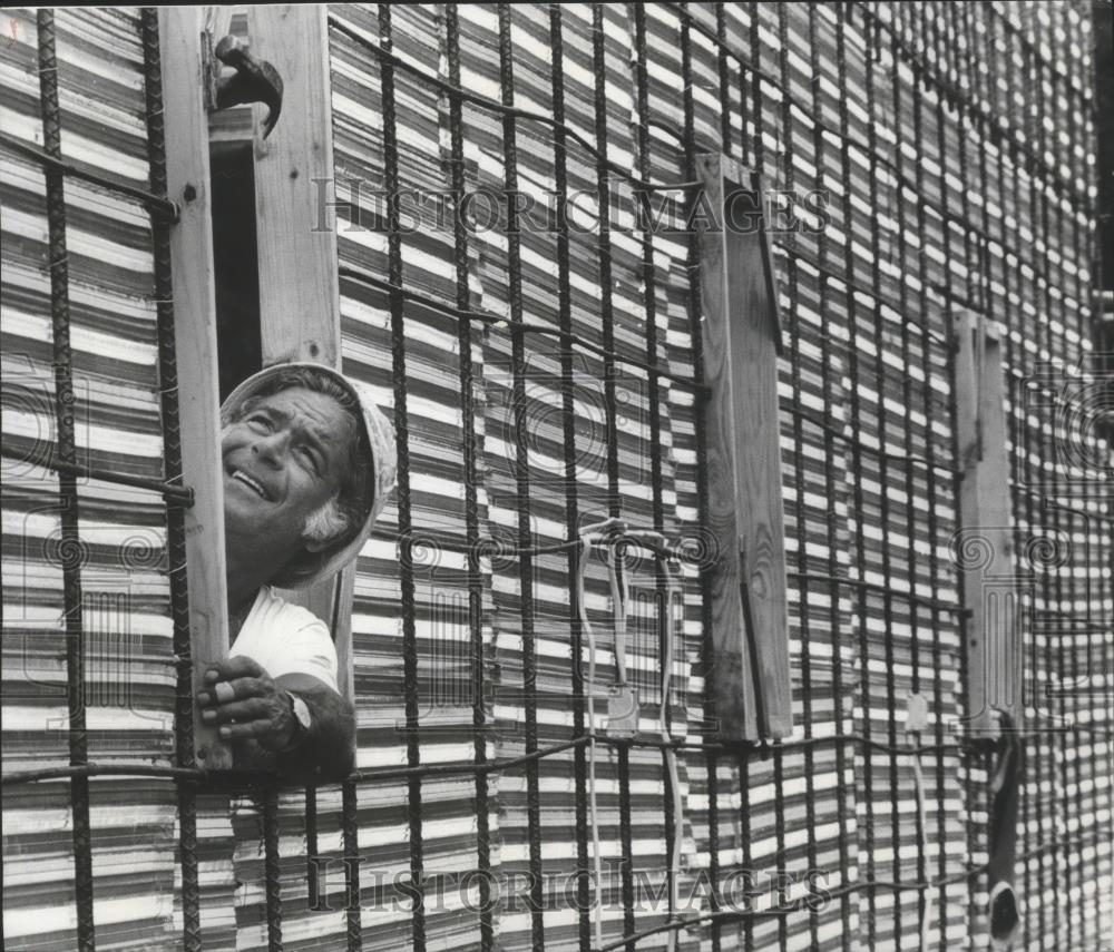 1978 Press Photo Don Sinanni nails up windows for new home construction - Historic Images