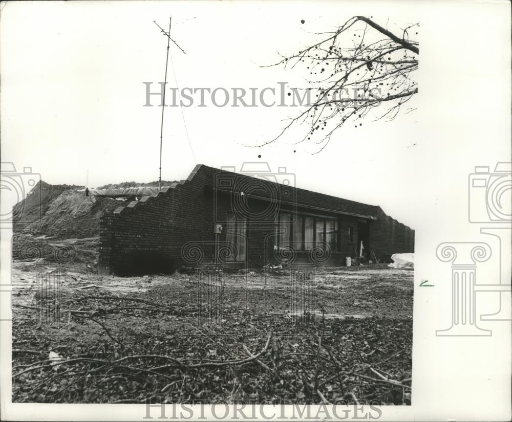 1980 Press Photo Covered dirt home of Mr. and Mrs. Tim Rowan in Douglas, Aabama - Historic Images