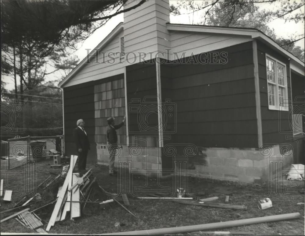 1981 Press Photo O.A. Gallups and R.E. Martin look at newly painted house - Historic Images