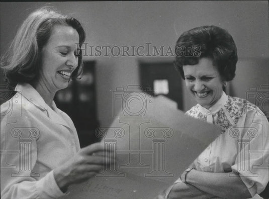 1978 Press Photo Actress Polly Holliday with Margaret Edmonds reviewing play - Historic Images