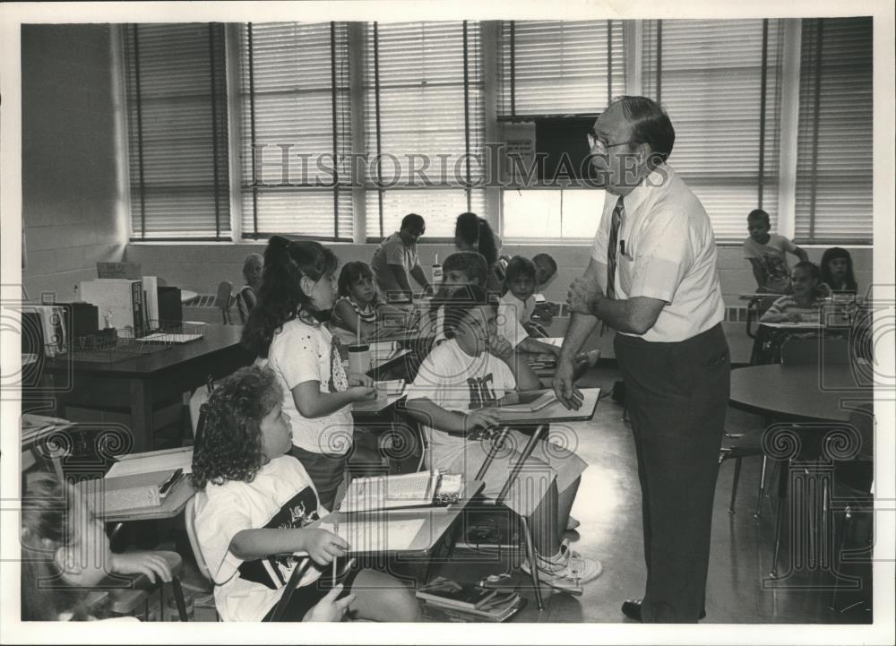 1989 Press Photo Charles Turner, principal of Woodward Elementary, 4th grade - Historic Images