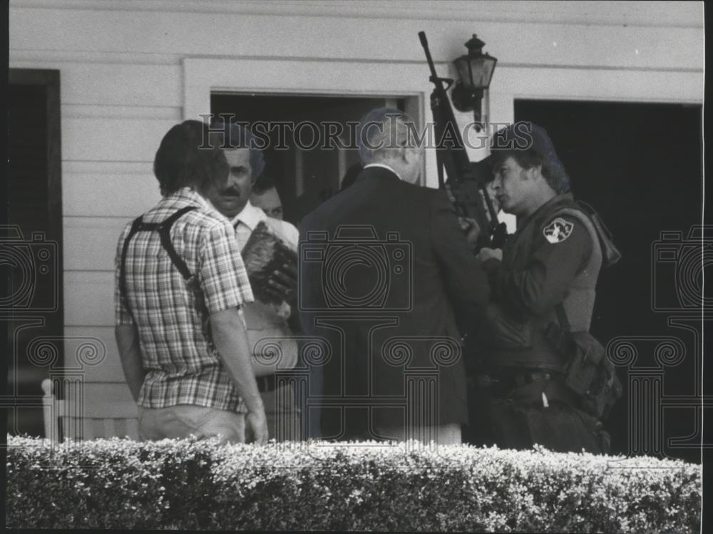 1978 Press Photo Alabama&#39;s Sargeant Dan Ray investigates hotel guests in raid - Historic Images