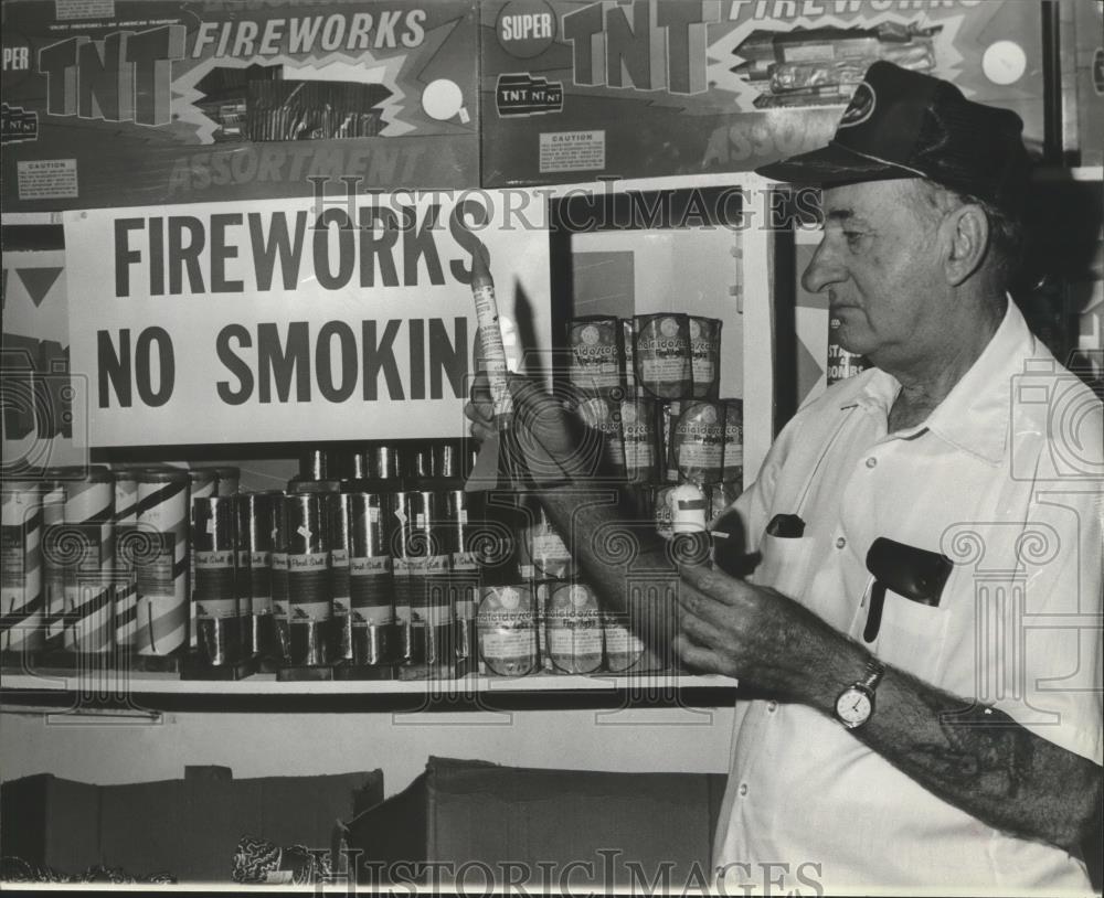 1981 Press Photo Lewis Gunthrap at his roadside store near Morris, Alabama - Historic Images