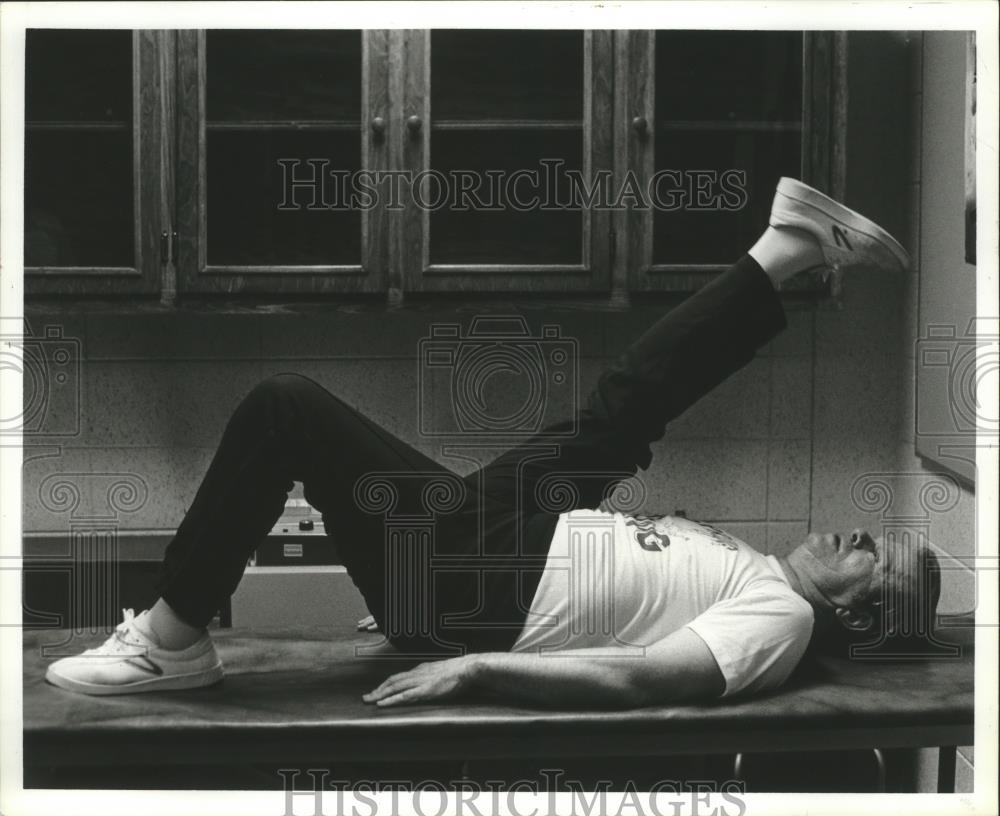 1979 Press Photo Dr. Robert Guillot of University of North Alabama, exercises - Historic Images